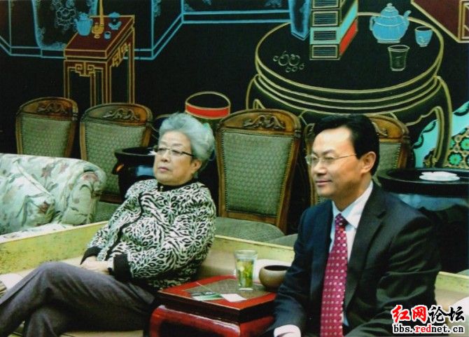 刘仲华教授与吴仪副总理在一起谈茶与健康