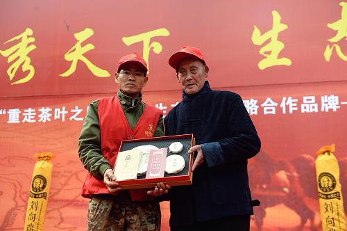 11月30日，安化千两茶制作技艺传承人刘向瑞（右）向驼队赠送茶礼。新华社记者 金良快 摄